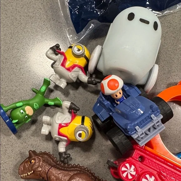 BUNDLE | Random kids toys | meal & blind bags toys - Picture 4 of 6